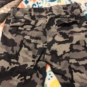 Men’s Levi’s black and gray camo pants 30x32
